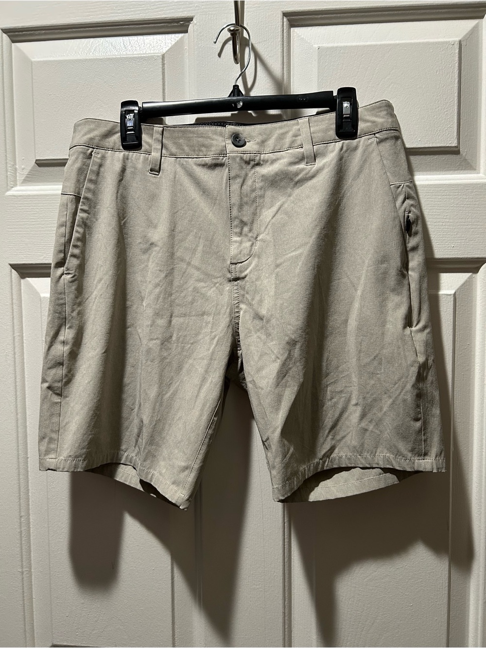 Vuori Men's Aim Short in Khaki Size Waist 32